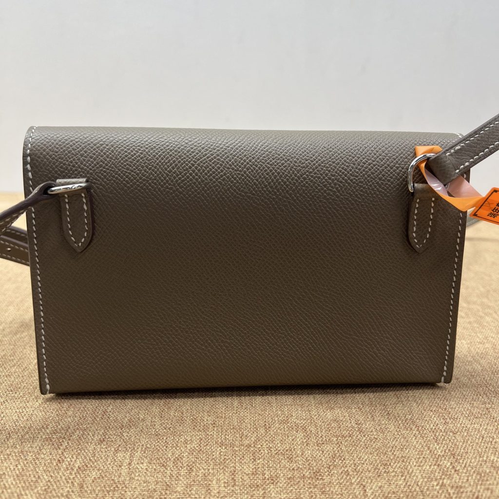99% New HERMES Snap, Etoupe, W Stamp