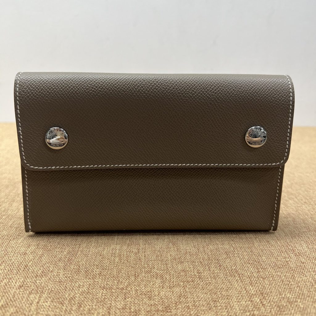 99% New HERMES Snap, Etoupe, W Stamp